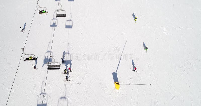 滑雪场的鸟瞰图在山的在冬天